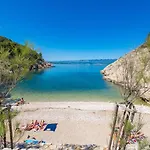 Heni Vrbnik (Primorje-Gorski Kotar)